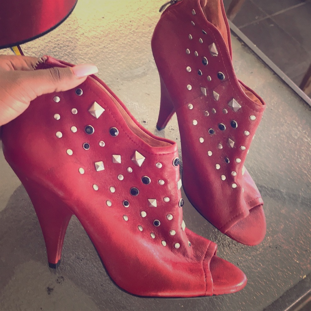 Vince Cammutos Size 6